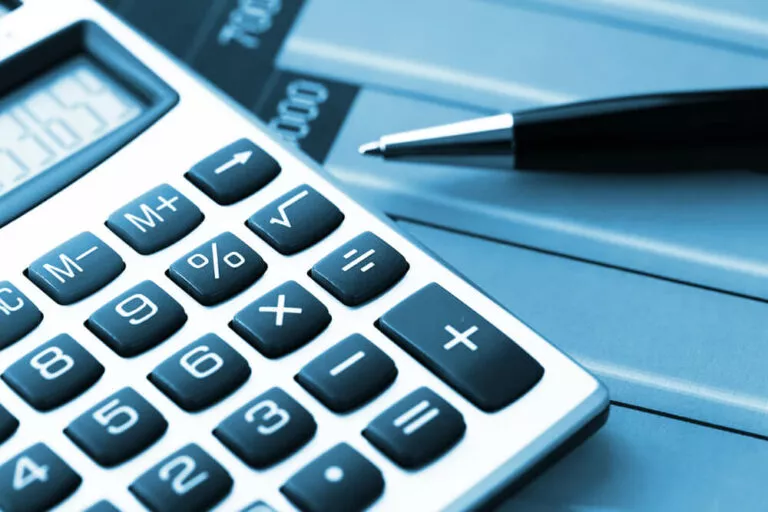 Como comparar planos com base no custo anual: Um guia completo