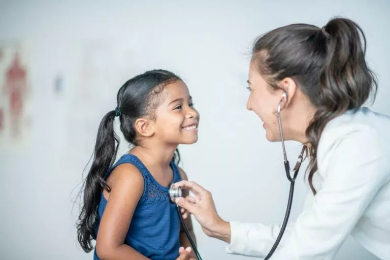 Planos que oferecem atendimento pediátrico 24h: como escolher a melhor opção para seu filho